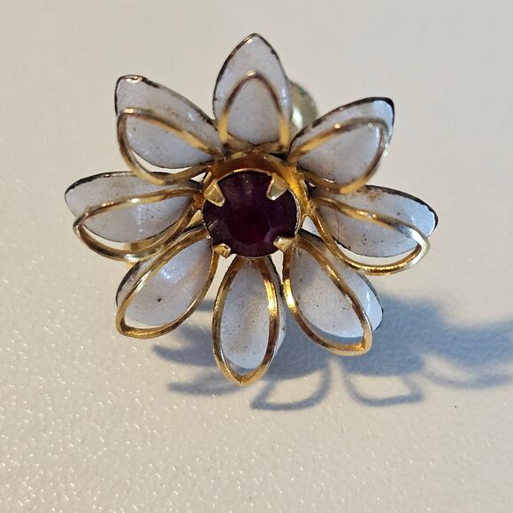 Vintage Bugbee & Nile White Floral & Gold Screwback Earrings - Picture 4 of 6